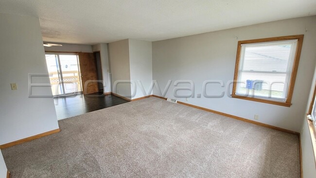 143 Crestridge Dr NW in Cedar Rapids, IA - Building Photo - Building Photo