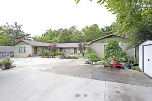 210 W South St in Fayetteville, AR - Building Photo