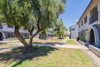 Maryland West in Glendale, AZ - Building Photo - Building Photo