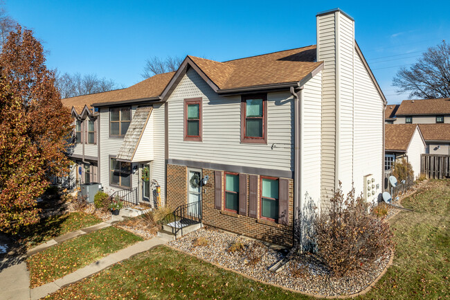 8601 Alpine Dr in Urbandale, IA - Building Photo - Building Photo