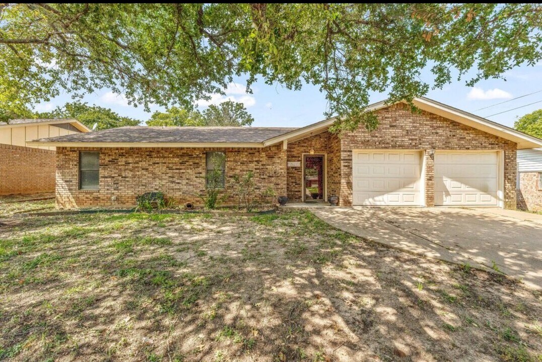 260 Davis Ave in Stephenville, TX - Building Photo