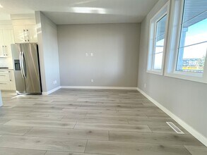 33 Creekstone Dr SW in Calgary, AB - Building Photo - Building Photo
