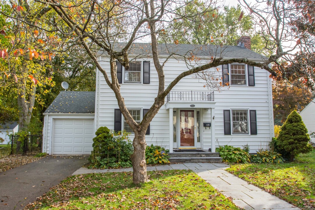 156 Woodrow St in West Hartford, CT - Building Photo