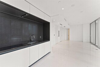 300 Biscayne Boulevard Way, Unit 1406 in Miami, FL - Building Photo - Building Photo