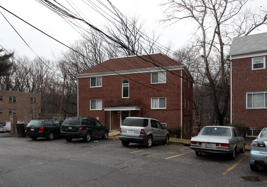 8202 Houston Ct in Takoma Park, MD - Foto de edificio