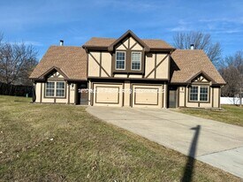 528 SE Hampton St in Lee's Summit, MO - Building Photo