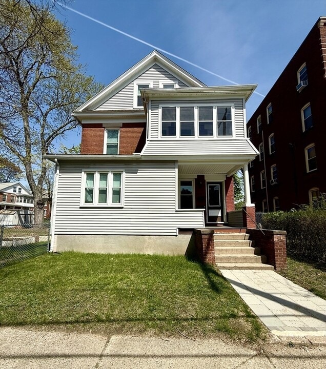 323 Sargeant St in Holyoke, MA - Building Photo
