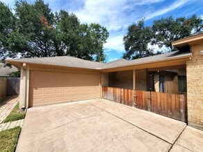 15815 Crestbrook Dr in Houston, TX - Building Photo - Building Photo