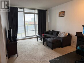 220 Forum Dr in Mississauga, ON - Building Photo - Building Photo