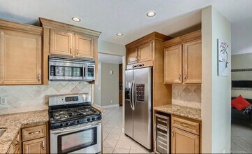 7041 Encore Way in Las Vegas, NV - Foto de edificio - Building Photo