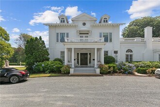 718 Bellevue Ave in Newport, RI - Building Photo - Building Photo