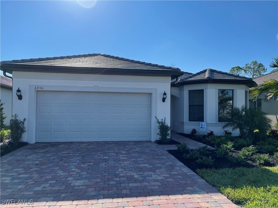 6856 Winding Cypress Dr in Naples, FL - Building Photo