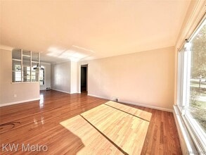 2180-2182 Vernier Rd in Grosse Pointe Woods, MI - Building Photo - Building Photo