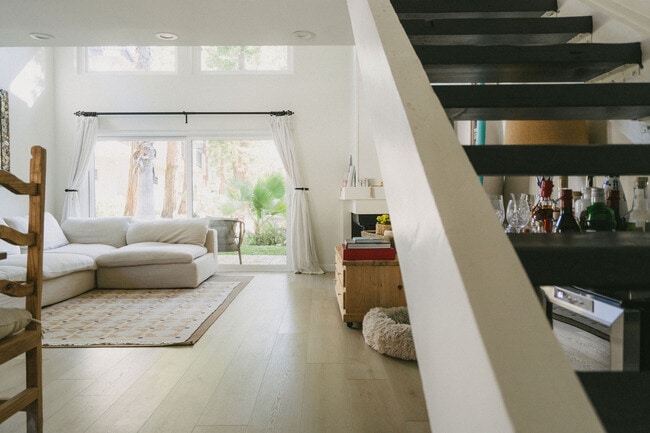 5716 Skyview Way, Unit B in Agoura Hills, CA - Foto de edificio - Building Photo