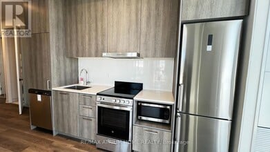 195 Commerce St in Vaughan, ON - Building Photo - Building Photo