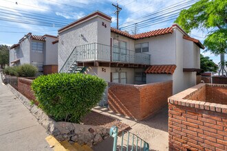 Villa De Leon Apartments in El Paso, TX - Building Photo - Building Photo
