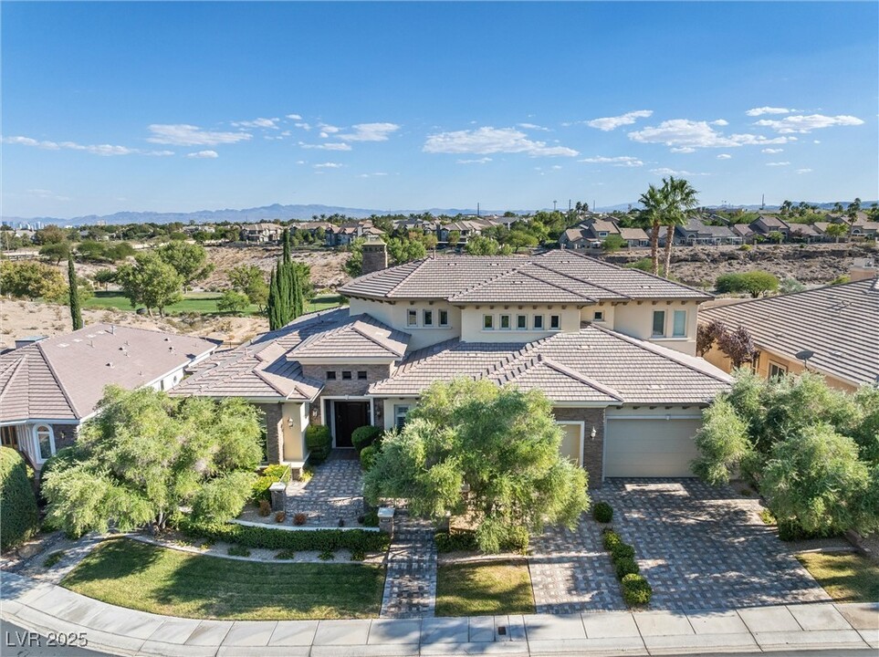 10117 Edgecliff Ln in Las Vegas, NV - Foto de edificio