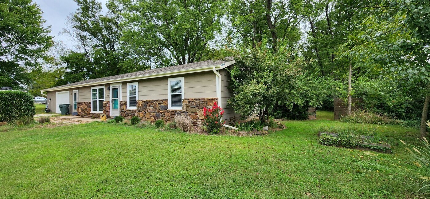 882 N 54th Ave in Fayetteville, AR - Building Photo