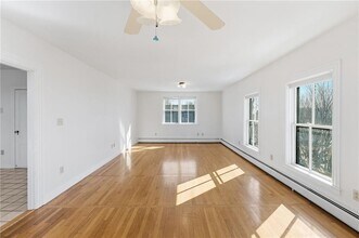 686 Hope St in Bristol, RI - Foto de edificio - Building Photo