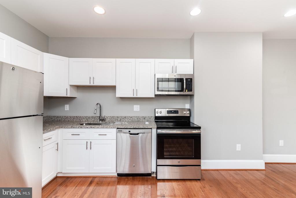 108 W Saratoga St in Baltimore, MD - Building Photo