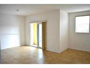 10870 NW 88th Ter, Unit 205 in Miami, FL - Foto de edificio - Building Photo