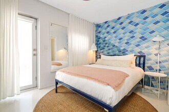250 Collins Ave in Miami Beach, FL - Foto de edificio - Building Photo