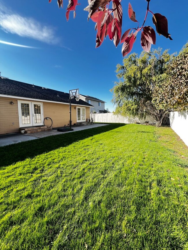 1346 E Sandpiper Cir in Moses Lake, WA - Foto de edificio - Building Photo