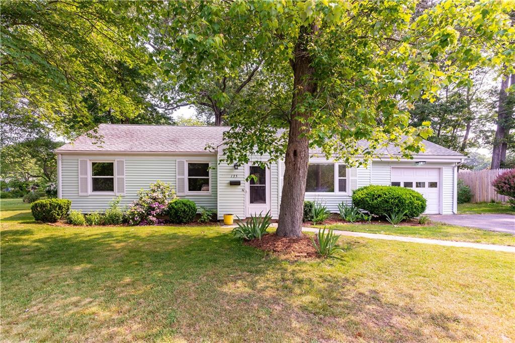 135 S Pierce Rd in East Greenwich, RI - Foto de edificio
