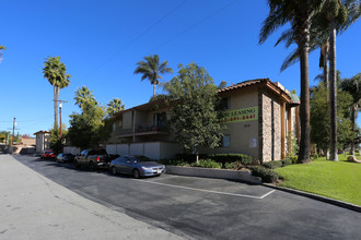 Palm Court in La Habra, CA - Foto de edificio - Building Photo