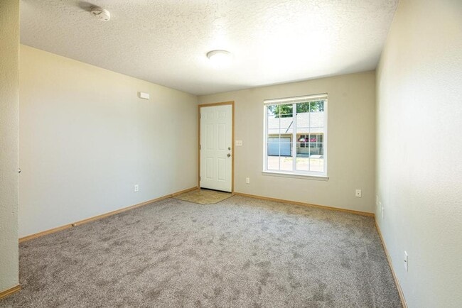 1490 S 10th St in Lebanon, OR - Building Photo - Building Photo