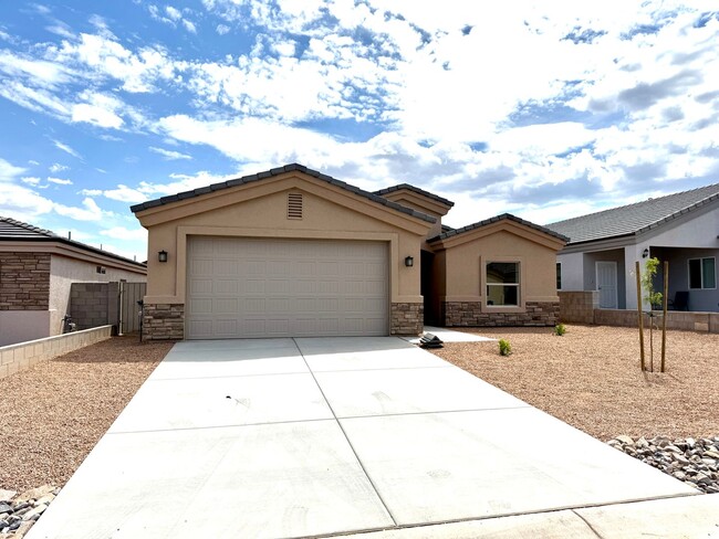 3368 N Apache St in Kingman, AZ - Building Photo - Building Photo