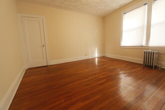 477 Merrick Rd in Lynbrook, NY - Foto de edificio - Building Photo