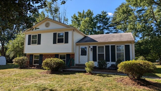 12618 Pinecrest Rd in Herndon, VA - Building Photo - Building Photo