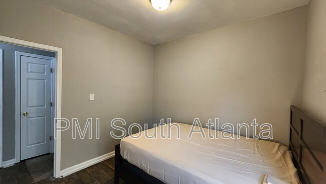 2142 M.L.K. Jr Dr SW in Atlanta, GA - Foto de edificio - Building Photo