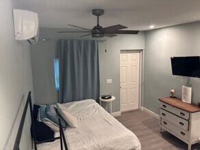 1074 NE Orange Ave in Jensen Beach, FL - Building Photo - Building Photo