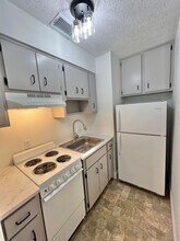 212 Riverside Dr in Jeffersonville, IN - Foto de edificio - Building Photo