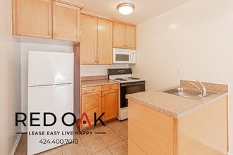 20200 Sherman Way in Los Angeles, CA - Foto de edificio - Building Photo