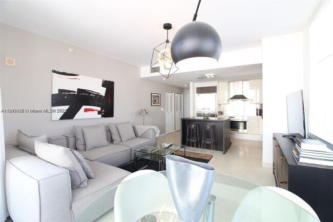 225 Collins Ave in Miami Beach, FL - Foto de edificio - Building Photo