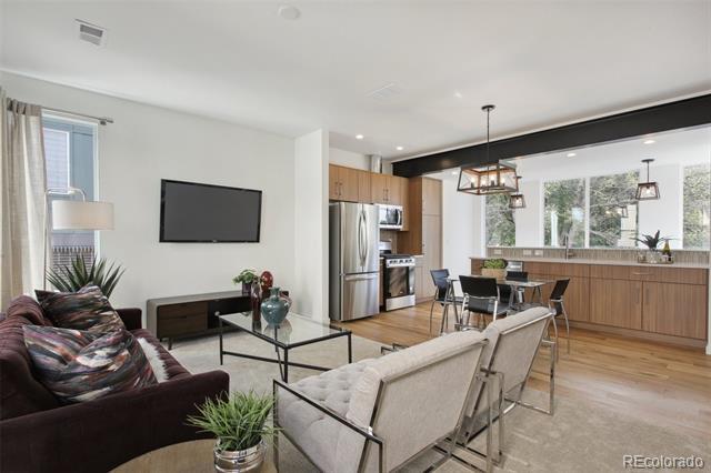 8711 E Hampden Ave in Denver, CO - Building Photo