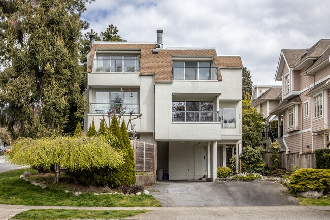 410 Mahon Av in North Vancouver, BC - Building Photo - Building Photo