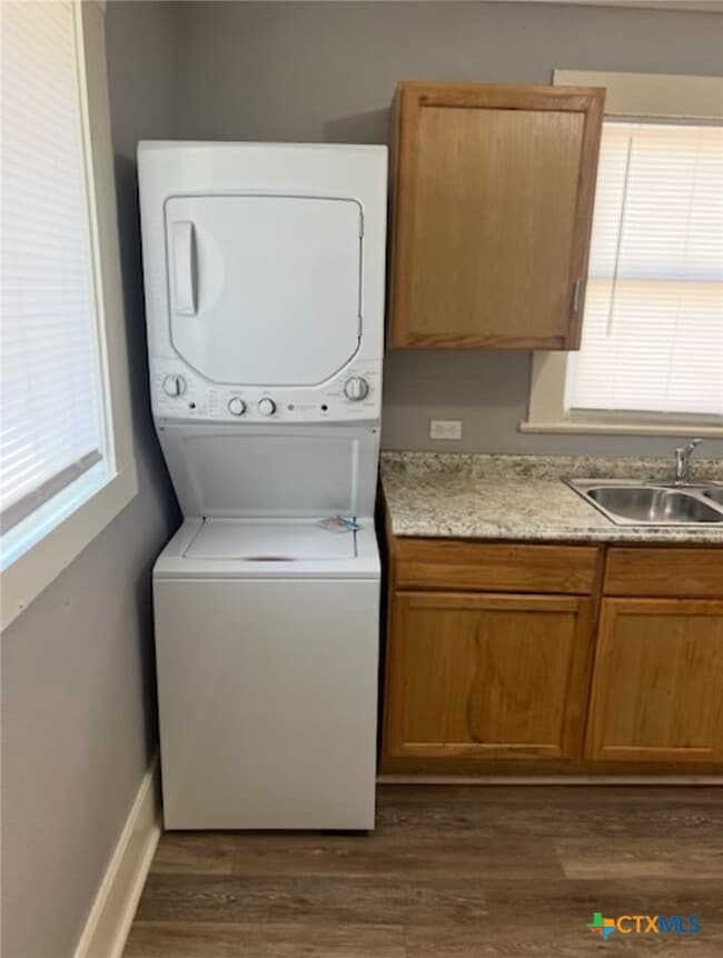 205 E Kingsbury St in Seguin, TX - Building Photo - Building Photo