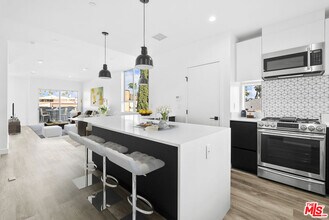 421 S Wilton Pl in Los Angeles, CA - Building Photo - Building Photo