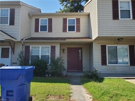 5489 Davis Way in Virginia Beach, VA - Building Photo