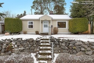 9807 32nd Ave SW in Seattle, WA - Building Photo