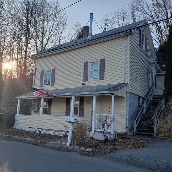 15 Meadow Ave in Chester, NY - Building Photo