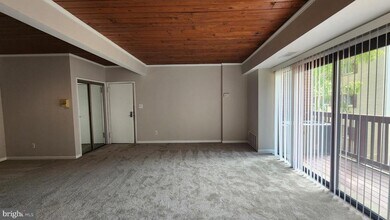 53 Skyhill Rd in Alexandria, VA - Foto de edificio - Building Photo