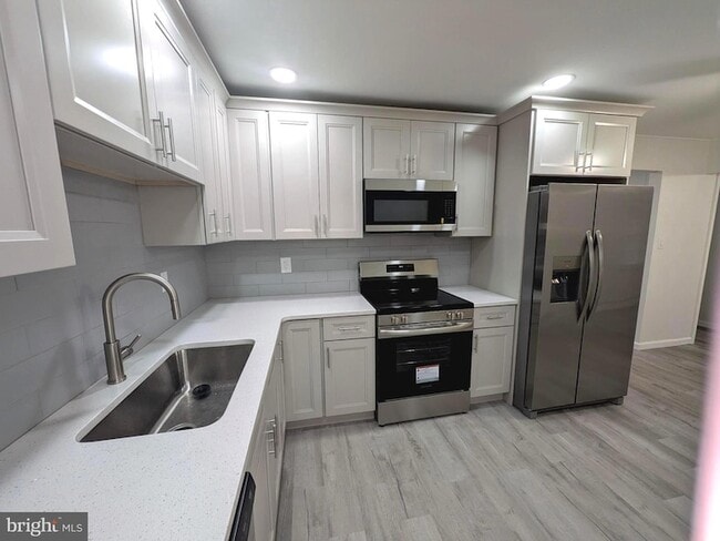 71 Handy Rd in Levittown, PA - Foto de edificio - Building Photo