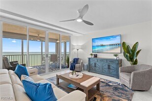 9577 Gulf Shore Dr in Naples, FL - Building Photo