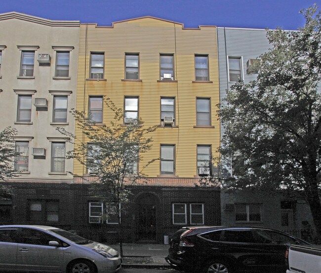 114 Bedford Ave in Brooklyn, NY - Foto de edificio - Building Photo