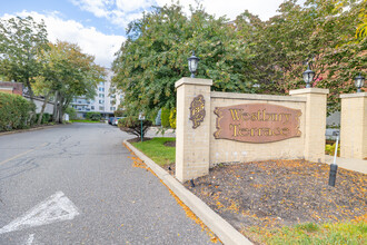 Westbury Terrace Condominiums in Westbury, NY - Foto de edificio - Building Photo